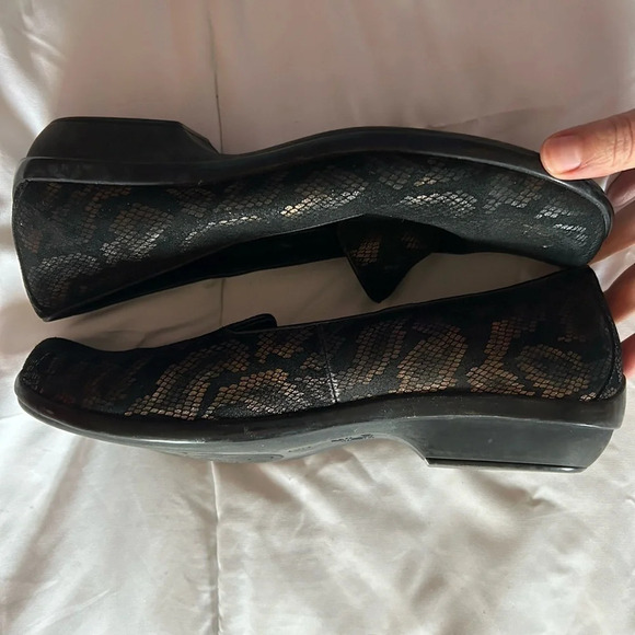 Dansko Olivia Slip Ons Shoes Bronze Snake Print Sz 39 8.5-9 Comfy Loafers - Picture 2 of 7
